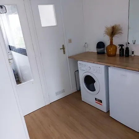 Le - Petit Dejeuner, Netflix, Jacuzzi *