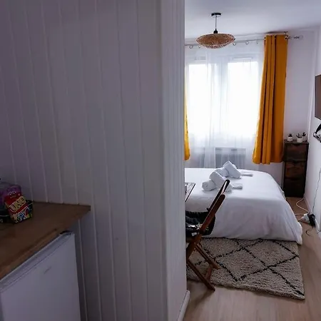 Le - Petit Dejeuner, Netflix, Jacuzzi *